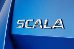 ŠKODA SCALA: Ett nytt namn för en ny, kompakt modell
Namnet kommer från latinska ”scala” som betyder trappa eller stege, eftersom den nya modellen är nästa steg framåt för den tjeckiska biltillverkaren. Förutom den senaste tekniken från dyrare klasser.