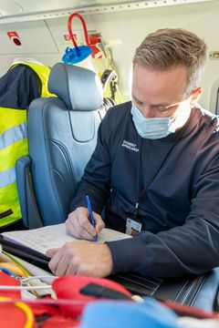 Sjuksköterskor med placering på beredskapsbasen vid Göteborg Airport / Landvetter under träning inför öppning av beredskapsbasen den 1 februari 2021.
De sjuksköterskor som tjänstgör vid Landvetter är anställda vid Sahlgrenska Universitetssjukhuset i Göteborg och är verksamma till 50 procent som Flight Nurse för Svenskt Ambulansflyg.
