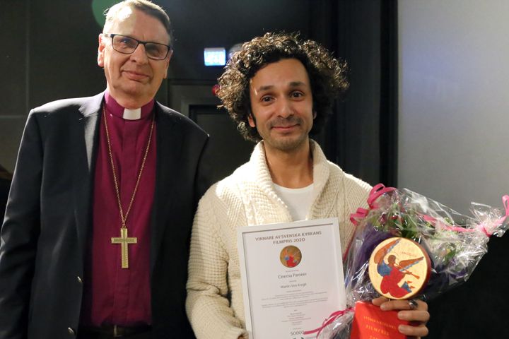 Mottagaren av Svenska kyrkans filmpris 2020, Martin von Krogh (th), tillsammans med prisutdelaren, biskop emeritus Per Eckerdal. Foto: Torgny Lindén.