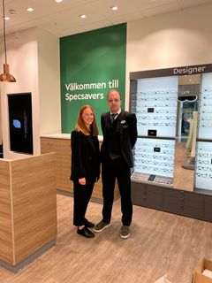 Tillsammans med delägarpartnern Hannah Hübinette äger och driver Henrik Askestad två Specsaversbutiker i Uppsalatrakten. Foto: Specsavers (fri för publicering)
