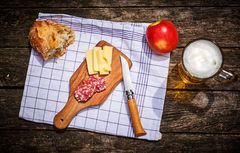 "Brotzeit" med korv, ost, öpple och öl. FOTO: © Getty Images.
