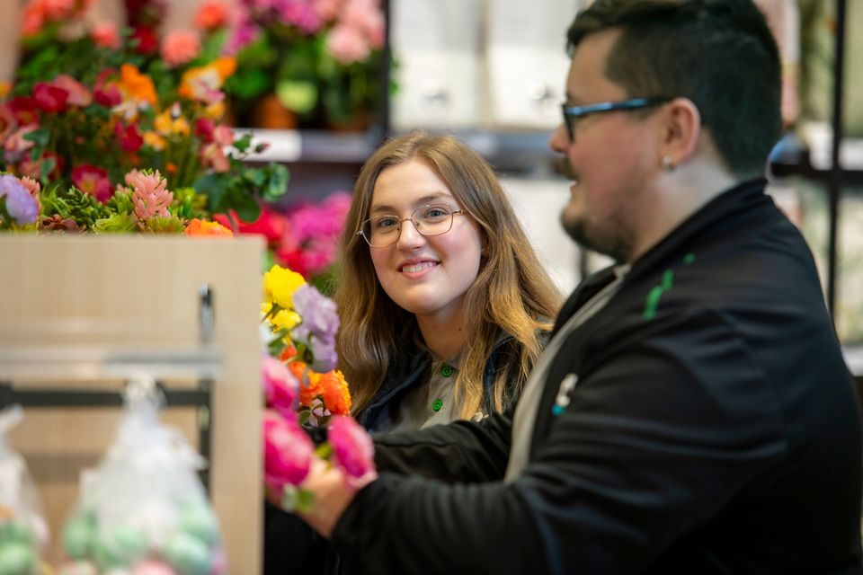 ÖoB varuhus – medarbetare vid blommor och dekoration