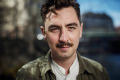 Frilansjournalisten och författaren Jack Werner dyker i senaste Blenda-dokumentären från Svenska Dagbladet ner i en av Sveriges mest kända grannfejder – den mellan förre statsministern Göran Persson och hans fru Anitra Steen och familjens arrendator på Torp. Foto: Linus Sundahl-Djerf / SvD