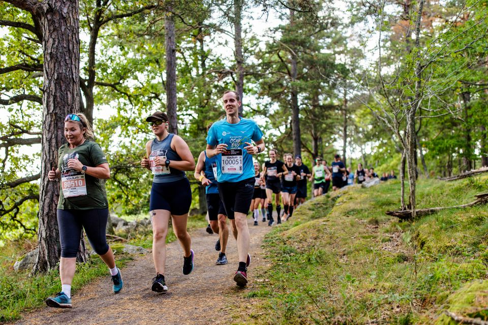 Lidingöloppet löpare i skogen