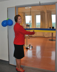 Regionråd Karin Sundin (S) med ansvar för hälso- och sjukvårdsfrågor klipper bandet.