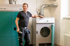 Fastighetstekniker Jörgen Magnusson ser till att allt fungerar som det ska i tvättstugan.