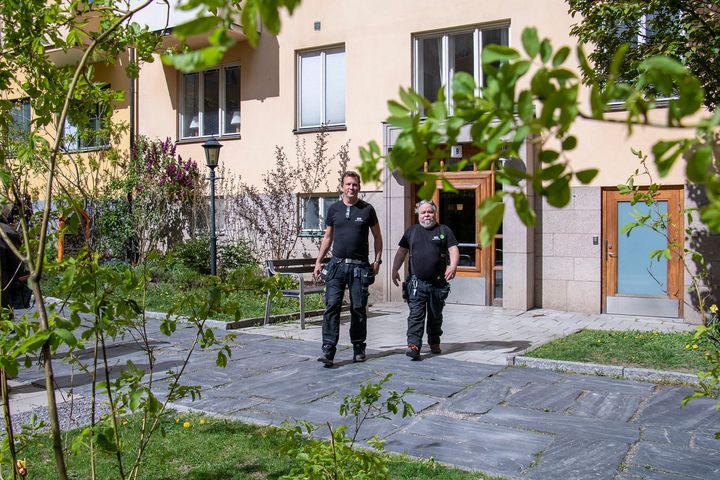 Fastighetsteknikerna Jörgen Magnusson och Thomas Thyrsson utanför en av de fastigheter som Einar Mattsson förvaltar åt Brandkontoret.