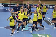Sverige jublar med Maja Viström (fyra mål i dag). Foto: Per Wiklund