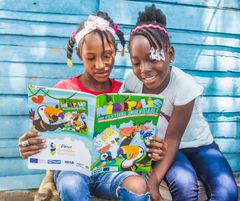 Två flickor i Colombia deltar i ett projekt som Plan International har tillsammans med World Food Program för att öka barns hälsa under covid-19. Foto: Plan International.