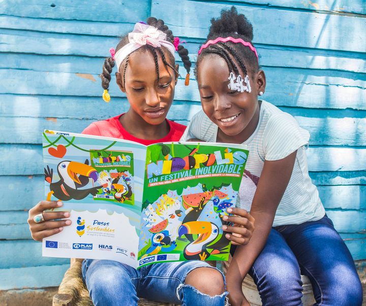 Två flickor i Colombia deltar i ett projekt som Plan International har tillsammans med World Food Program för att öka barns hälsa under covid-19. Foto: Plan International.