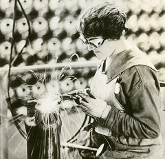 svetsning från tidigt 1900-tal efter uppfinningen av elektrisk svetsning. Källan är från US National Archives and Records Administration