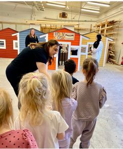 Barnen från Pysslingens förskola Steningehöjden besöker Praktiska Märsta för att se hur yrkeseleverna lyckas uppfylla deras önskemål. Fotograf: Michaela Håkansson 