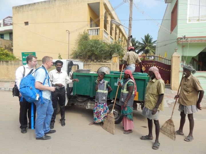 Med hjälp av svenska kommuntjänstemäns kunskap har Tamil Nadu blivit lite renare. Med på bilden är bland annat Tomas Thernström, avfallshandläggare Södertälje kommun.