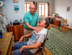Under ett år spenderar en man över 60 timmar på att raka sig. Det är över 138 dagar av hans livstid. Här en grekisk barberare som svingar rakkniven sju-åtta timmar om dagen. Foto Ving. Molivos, Lesbos, Grekland