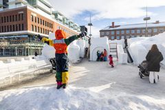 Snöborgen i Umeå har blivit ett populärt inslag i centrum under årets bästa vinterveckor. Foto: Fredrik Larsson/Umeå kommun