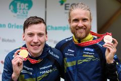 FRI BILD. Emil Svensk tog guld och Gustav Bergman brons när EM i Schweiz avslutades med sprint. Foto: Sara Malmborg/Orienteringsmagasinet Skogssport