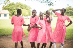 I Uganda hindrar mens ofta flickor från att gå i skolan på grund av trakasserier och stigma. Många flickor saknar mensskydd och är tvungna att tillverka egna av trasor och torra löv. Under pandemin har situationen gjort det ännu svårare för flickor att sköta sin mens. Foto: Bill Tanaka/Plan International.