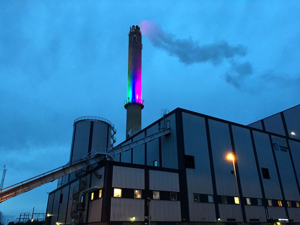 Även i år lyser skorstenen upp Katrineholm Tekniska verken i Linköping