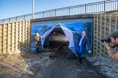 Finansborgarrådet Anna König Jerlmyr och trafikborgarrådet Daniel Helldén öppnar den nyrenoverade tunneln vid invigningen. Foto: Lennart Johansson.