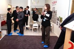 De japanska besökarna inspekterar förskolans lokaler.