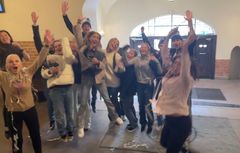 Idérika elever från Östra Reals gymnasium jublar efter att ha utsetts till årets UF-skola i Stockholm 2022.
