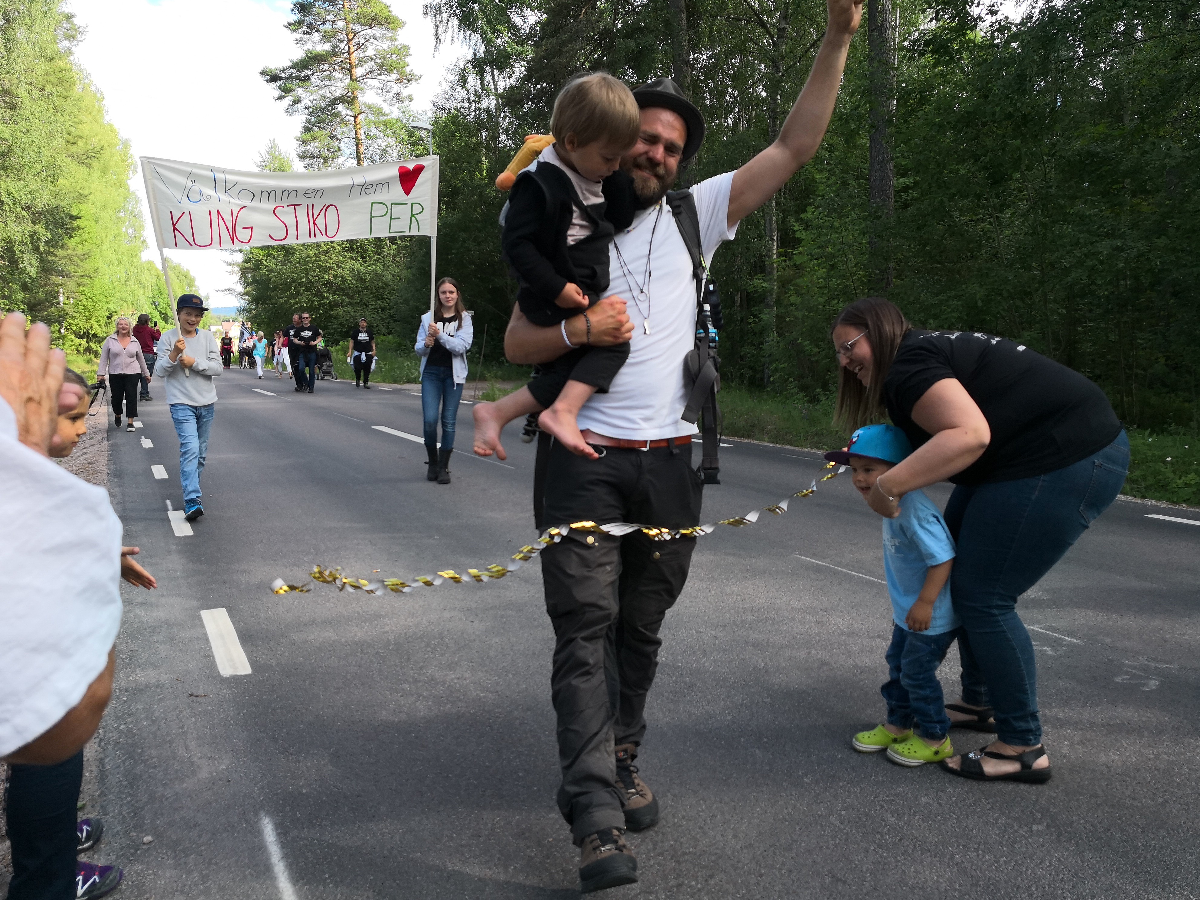 Stiko Per är framme i Leksand efter 80 mil till fots och över en miljon kronor till Barncancerfonden. Foto: Lina Rörvall.