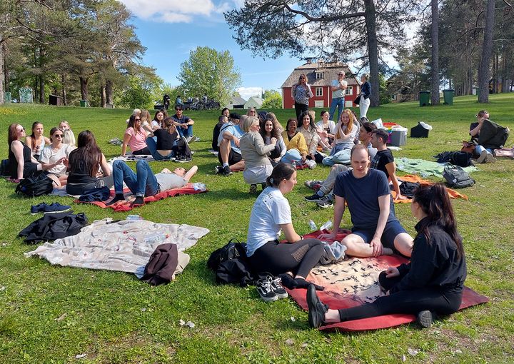 Förra årets sommarjobbare i solskenet på Gûltzauudden.