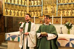 Biskopens kaplan Marcus Nylander och biskop Johan Tyrberg vid altaret i Lunds domkyrka. Foto: Camilla Lindskog