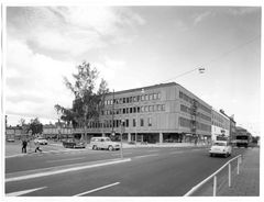 Vy från Storgatan mot Renmarksesplanaden, som då var anpassad för fordonstrafik. Augusti 1970. Foto: Lantmäteriets fotoarkiv