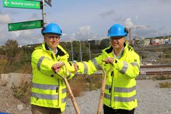 Trafiklandstingsrådet Kristoffer Tamsons (M) och kommunstyrelsens ordförande i Järfälla Claes Thunblad (S) tar första spadtaget för utbyggd tunnelbana till Järfälla.