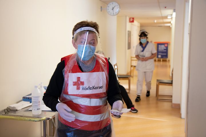 Elly Branhammar är volontär i Dalby rödakorskrets och hjälper till vid vaccineringarna på Likenäs vårdcentral i Torsby, Värmland.