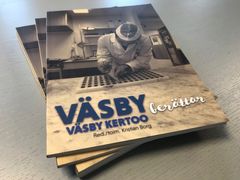 Många är de Väsbybor, med rötter i Finland, som jobbat sitt yrkesliv på arbetsplatser som Optimus, Marabou och Wäsby verkstäder. I intervjuboken Väsby berättar får vi ta del av deras resa ur ett arbetslivsperspektiv.