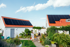 Hållbarhetsambitioner och rekordhöga elpriser har blåst upp intresset till att ansluta solkraft till elnätet till bristningsgränsen. E.ON ser en rekordstor efterfrågan för att ansluta privata solcellsanläggningar. Samma sak på företagsmarknaden, där enskilda förfrågningar gäller anslutningar av stora solparker som motsvarar effekten av en medelstor stad.
Foto: E.ON