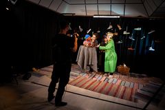 Maria Trost, Inana Selenius och Katarina Bohm och dockan Pim i Världens viktigaste möte -livestream, hösten 2020. Foto: Maria Lilja
