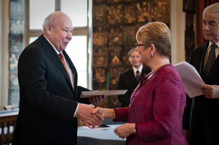 Ove Danielsson, Danfo, mottar Näringslivsmedaljen ur näringsminister Maud Olofssons hand. I bakgrunden Kungl. Patriotiska Sällskapets ordförande Johan Nordenfalk.