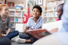 Tre skolor får stöd för att utveckla sina bemannade skolbibliotek för att stärka barns läsning. Foto: Shutterstock.