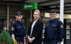 Kommunpoliserna Ida Dehnisch och Magnus Nilsson tillsammans med Sara Ringström, kris- och säkerhetssamordnare på barn- och ungdomsförvaltningen i Järfälla. Foto: Victoria Skeidsvoll