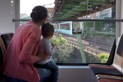 Wuppertal: Passagerare i den hängande Schwebebahn © DZT/Francesco Carovillano