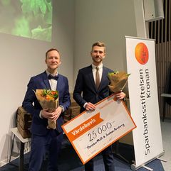 Joakim Arnberg och Theodor Möll belönas för sitt examensarbete med stipendium från Sparbanksstiftelsen Kronan. Fotograf: Carl Möll.
