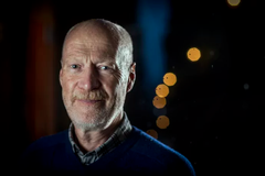 Jan Garnert är årets mottagare av Stora Förtjänstpriset. Garnert är etnolog, teknikhistoriker och Sveriges främsta expert på ljusets och belysningens kulturhistoria.