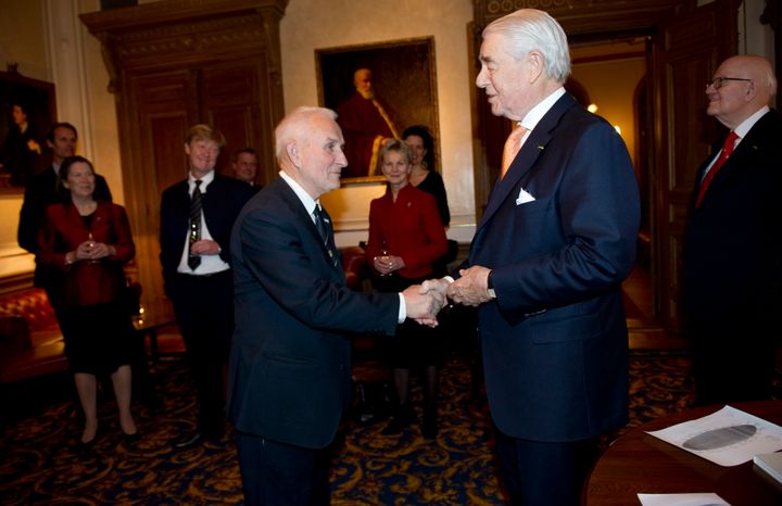 STOCKHOLM 20111205 Konsthistorikern och författaren Lars Sjöberg mottager årets Gösta Berg-medalj från Kungliga Patriotiska Sällskapets ordförande Johan Nordenfalk. Lars Sjöberg får medaljen för sitt sätt att tillvarata och populärisera det svenska kulturarvet. Foto: Fredrik Sandberg / SCANPIX