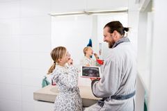 Familj_bostar_tänderna_Rockamunnen_appen