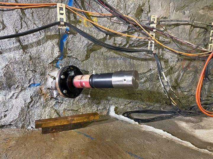 Grundvattenstudier pågår inom ArtEmis-projektet i Grekland, Italien och Schweiz. I Bedretto-tunneln i Schweiz testar forskarna svaga jordbävningar under kontrollerade former. Bilden visar ett injektionsrör med mätutrustning. Foto: Ramon Wyss.