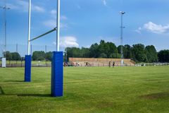Rugbyplan i naturgräs med rugbymål och läktare. Foto: Lennart Johansson.