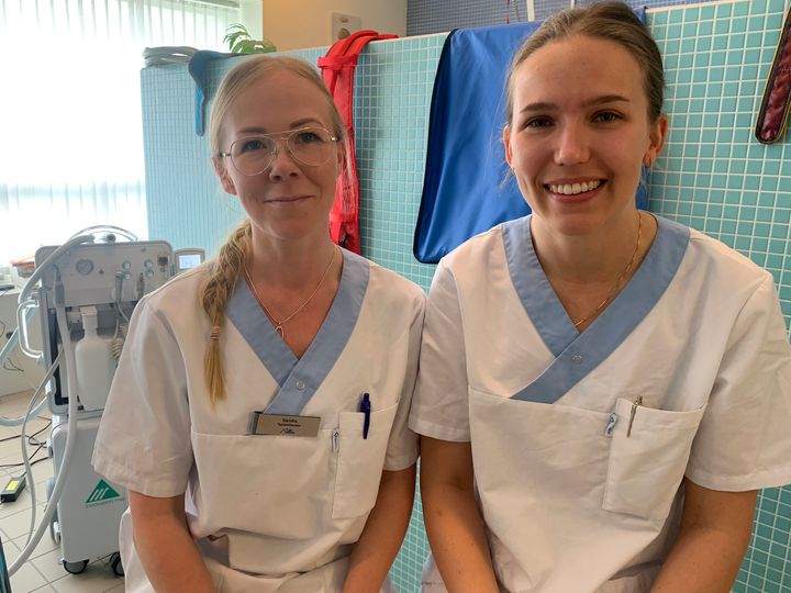 Sandra Greus och Anna Näsström tar just nu emot patienter på ett äldreboende i Luleå. På den flyttbara tandvårdskliniken kan de göra nästan alla undersökningar och behandlingar man kan göra på en vanlig klinik.