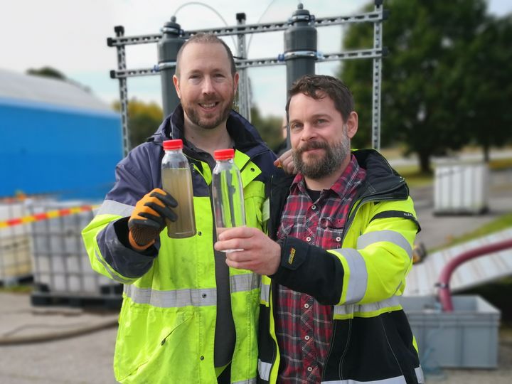 Jakob Sjöberg och Andreas Petterson från Swedish Hydro Solutions visar upp släckvatten före och efter rening med BioMedia.