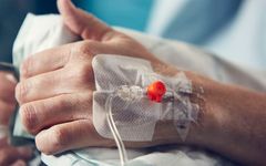 En ny vaccinationsbehandling med så kallade dendritceller kan förlänga livet vid spridd njurcancer, visar patientstudier vid Akademiska sjukhuset.