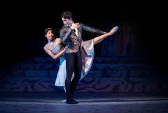 Madeline Woo och Gianmarco Romano Askungen, Kungliga Baletten. Foto Kungliga Operan/Carl Thorborg