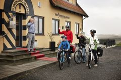 Familj på cykelsemester vid Nymindegab Kro © Niclas Jessen