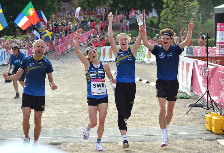 Gustav Bergman, Tove Alexandersson, Lina Strand och Max Peter Bejmer jublar vid VM-guldet i sprintstafett i somras. Foto: Johan Trygg.